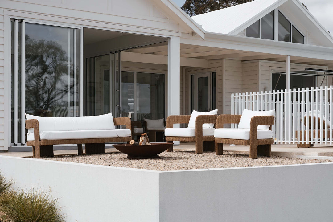 How to Choose an Outdoor Dining Setting for a Coastal Look