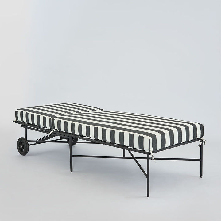Sheffield Sunlounge Outdoor with B/W Stripe Cushion