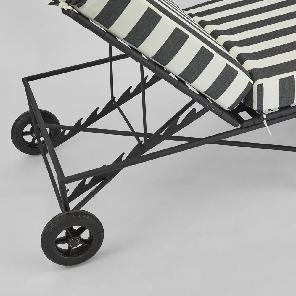 Sheffield Sunlounge Outdoor with B/W Stripe Cushion