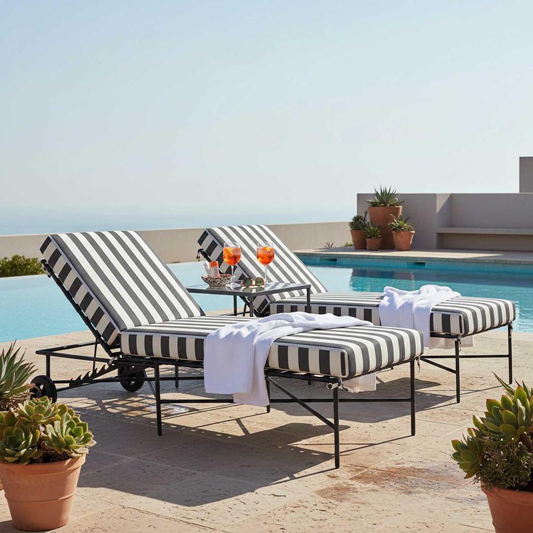 Sheffield Sunlounge Outdoor with B/W Stripe Cushion